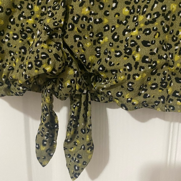 HP 5/17!! Calvin Klein Jeans Olive Leopard Print Tie Front Top - Picture 7 of 10